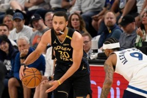 平博-库里在比赛中受伤退赛，马龙主帅表示担忧！